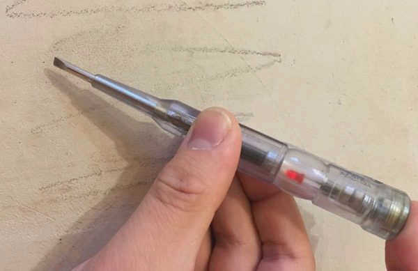 Поиск кабелей с помощью индикаторной отвертки