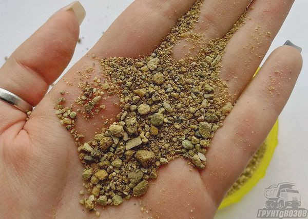 Песок из карьера с мелкими камнями