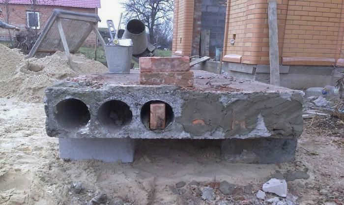 Уплотнение пустот глиняным кирпичом