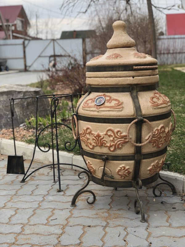 Кованые ножки помогают дольше удерживать тандыр внутри.