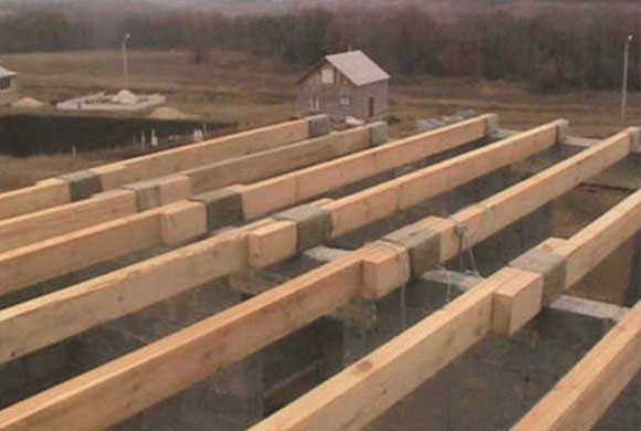 Деревянные балки перекрытия