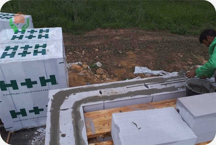 Блоки закупаются и доставляются на строительную площадку в поддонах размером
