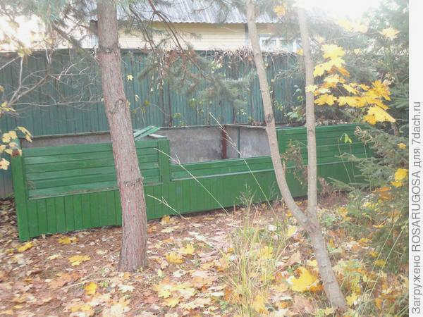 Компостная корзина находится в дальнем углу сада, в тени деревьев. Фото автора