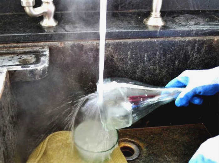 Опрыскивайте бутылку водой в течение 3-5 минут