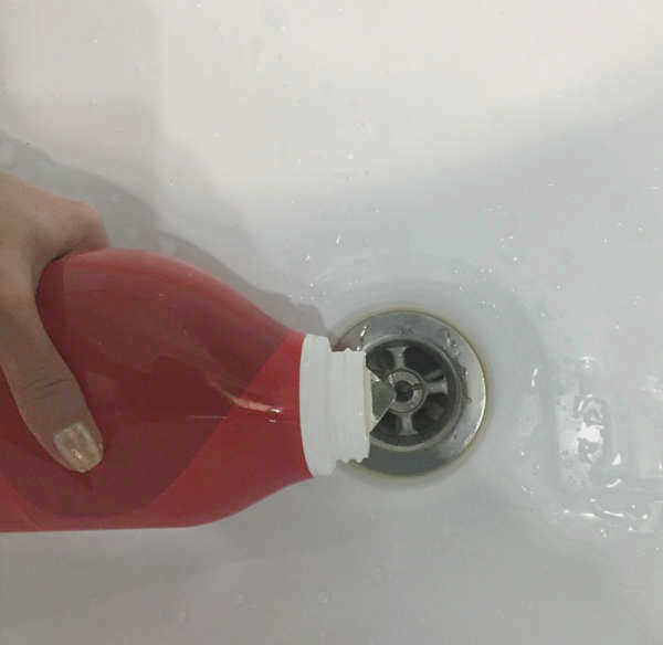 Залейте Tiret Turbo в слив