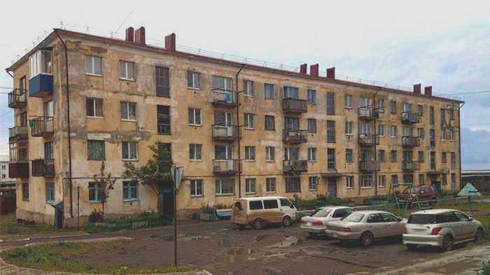 В этих зданиях не предусмотрено заземление - вам придется обойтись заземлением