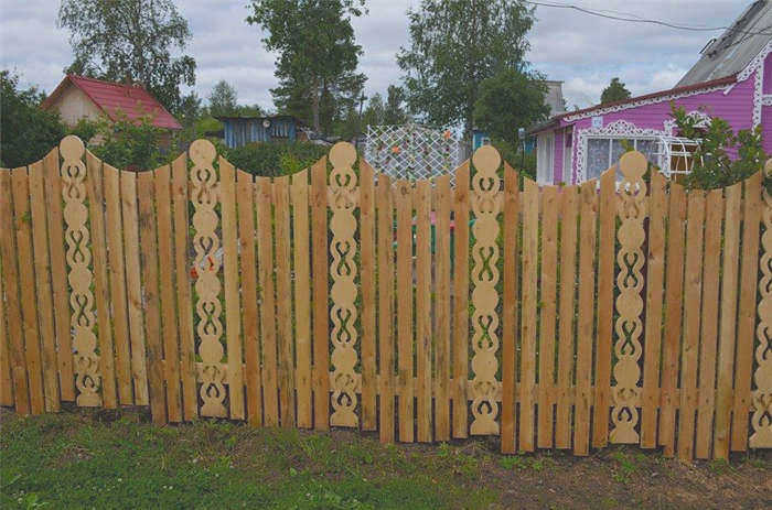 Заборные рейки стоят совсем недорого, если делать их самостоятельно