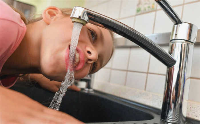 В умягченной воде отсутствуют полезные микроэлементы и минералы, что приводит к их дефициту в организме. Натрий необходим для правильного функционирования сердечно-сосудистой системы. Фото.