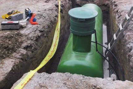 Выемка грунта из газгольдера во время установки