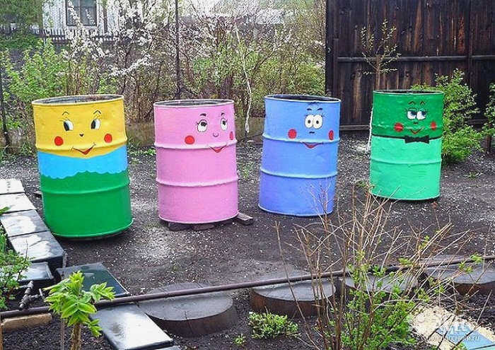 Веселые бочки для сбора воды.