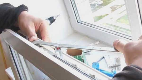 вставьте механизм открывания пластикового окна