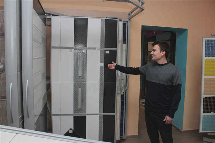 продавец плитки 
