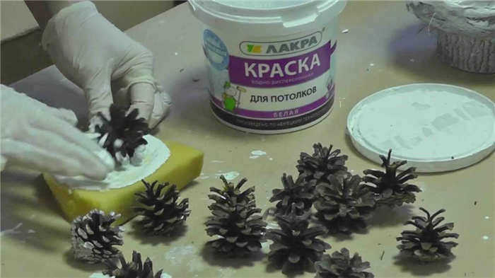 Как покрасить шишки с помощью губки