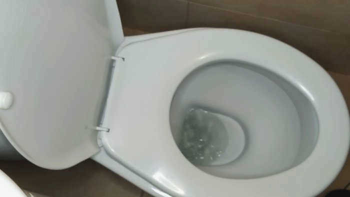 Туалетный бачок переполняется и не удерживает воду.
