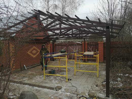 Оригинальный крытый деревянный навес