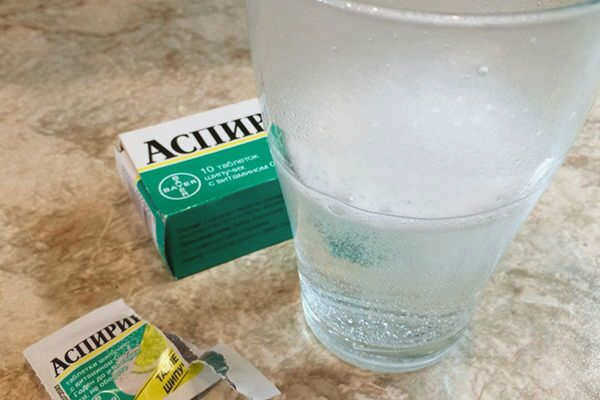 Таблетка аспирина в воде