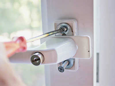 Установка оконной ручки UPVC