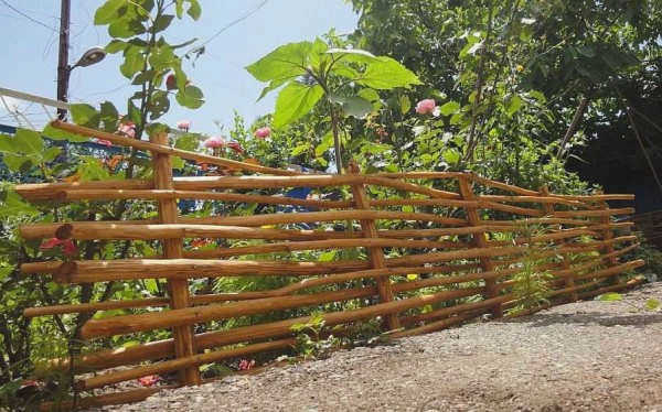 Забор можно сделать и из толстых веток