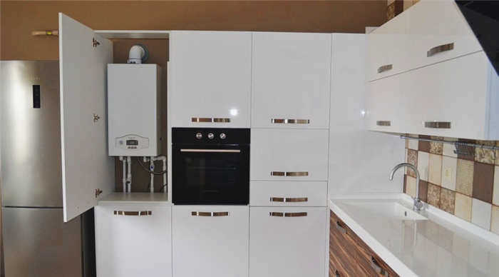 декорирование газовой трубы на кухне