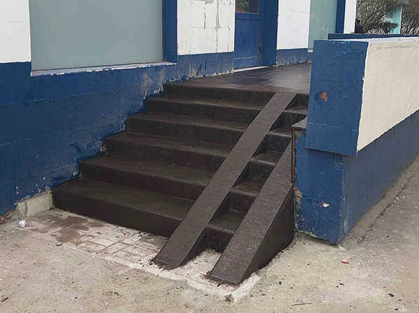 Нескользящие резиновые накладки на ступени.