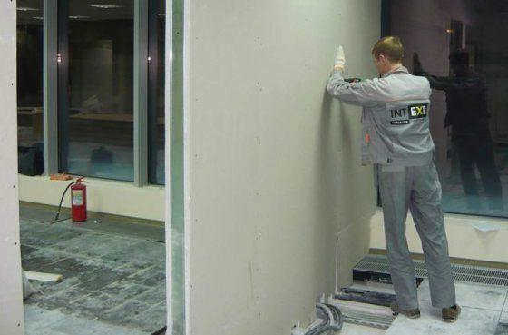 Нужно ли шпаклевать обои перед покраской?