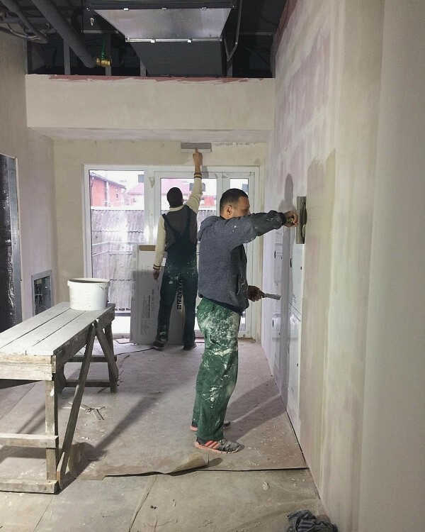 Если обои плотные, штукатурить стену необязательно