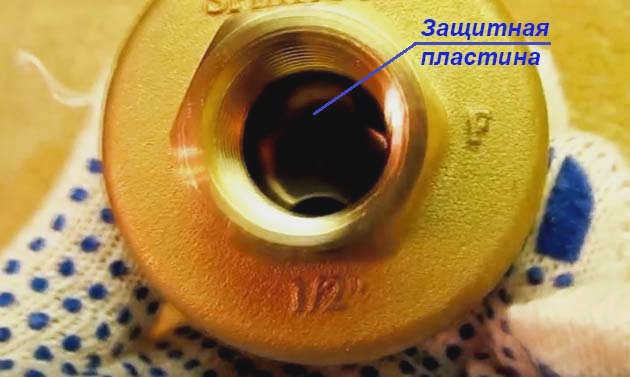 Ручной воздушный клапан для стравливания воздуха из радиатора