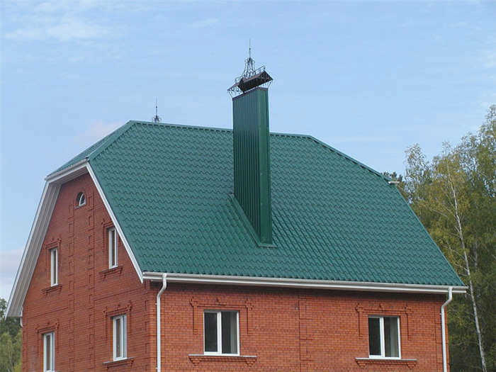 зеленая металлическая крыша