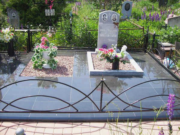 Гранитная плитка на могиле