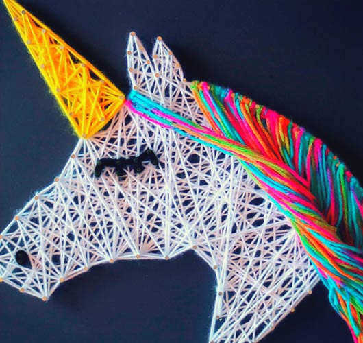 На фото изображена техника String-art с использованием гвоздей и ниток (рисунок "Использование гвоздей и ниток").