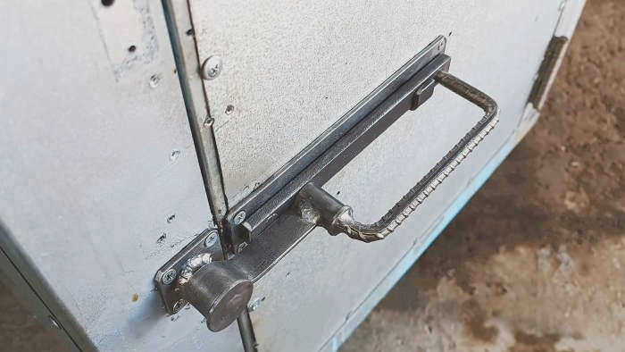 Как сделать дверную ручку с защелкой