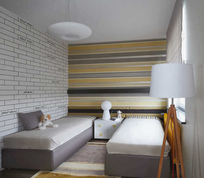 Полосатые обои делают комнату шире. / Фото: yellowhome.ru