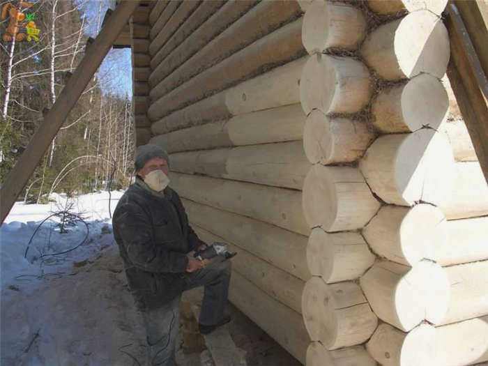 При работе с краской надевайте средства защиты органов дыхания.
