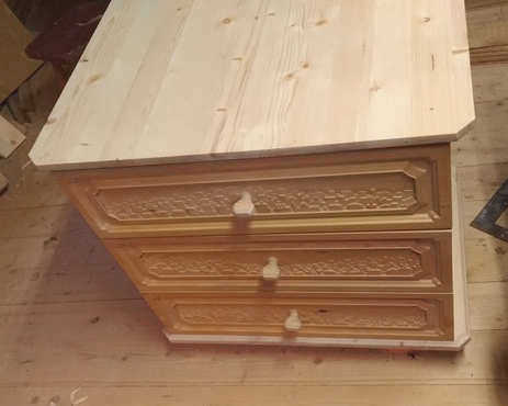 Кофейный столик с красочным рисунком