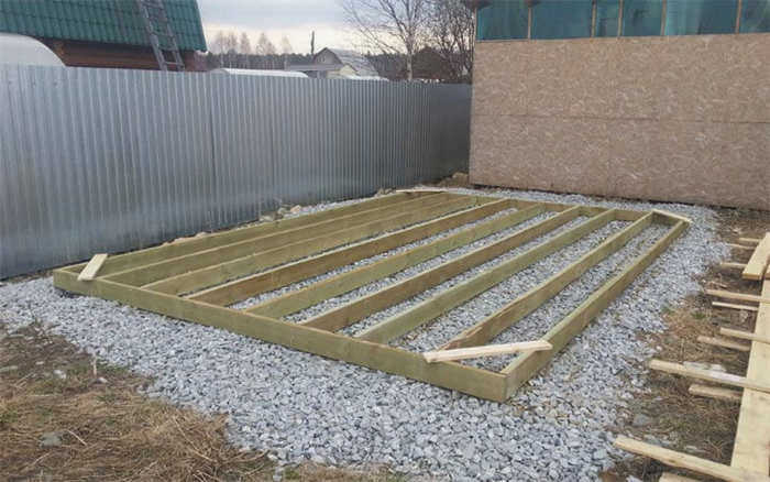 Потолочные балки для небольшого каркасного дома на лето.