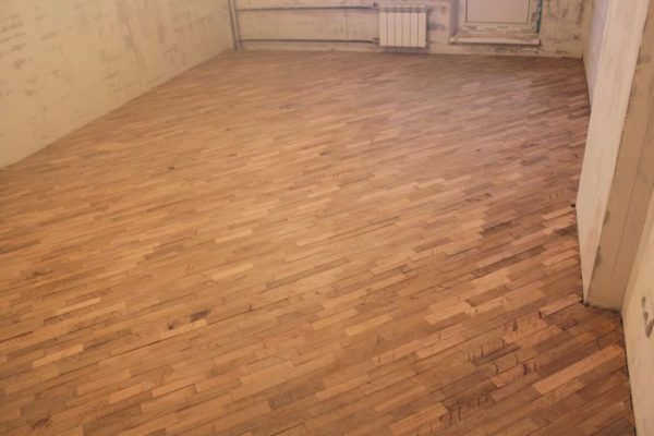Так выглядел пол до укладки самодельного паркета