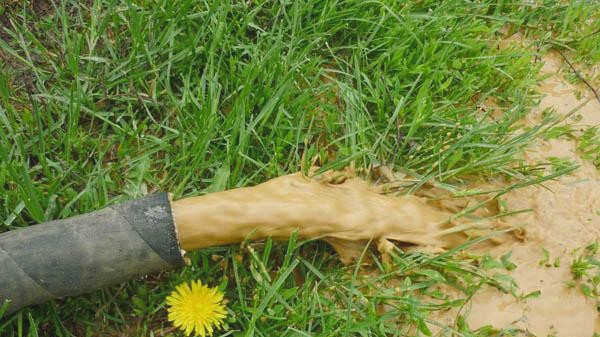 Для очистки воды из скважины также используется насос
