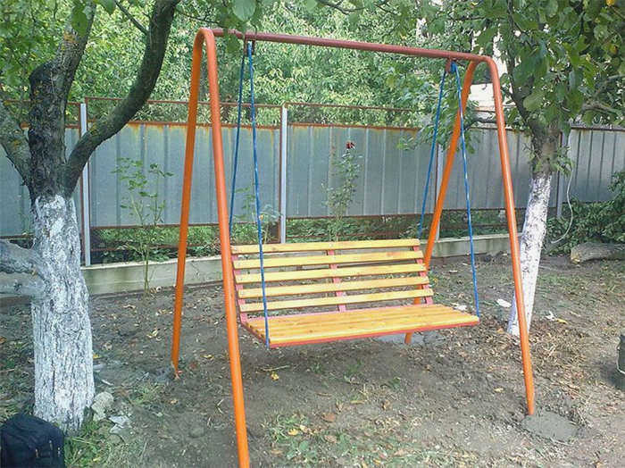 Садовые качели из металла