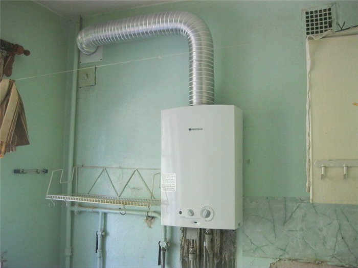 Газовый водонагреватель на кухне