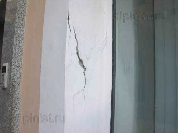 потрескавшиеся оштукатуренные софиты