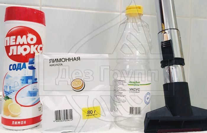 Смесь пищевой соды и уксуса для очистки сифона раковины.