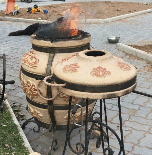 Кожаный чехол на ручках тандыра защищает от ожогов.