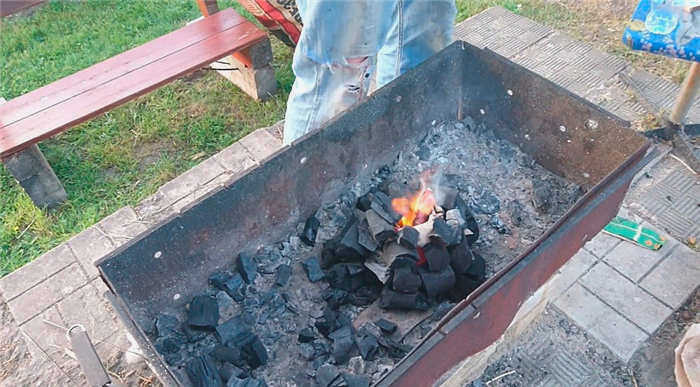 Поджигание газеты