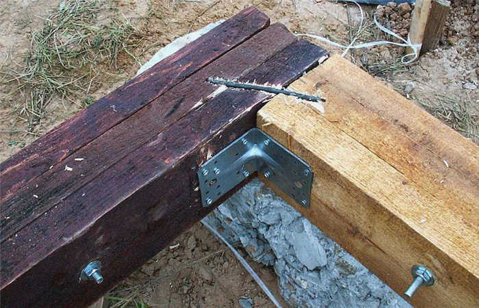Соединение дополнительно фиксируется скобой и стальным уголком.