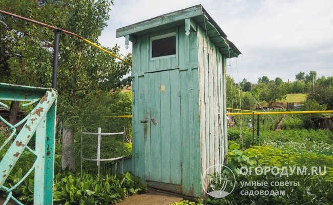 Бытовой туалет обычно расположен на некотором расстоянии от дома, и его трудно очистить с помощью техники.