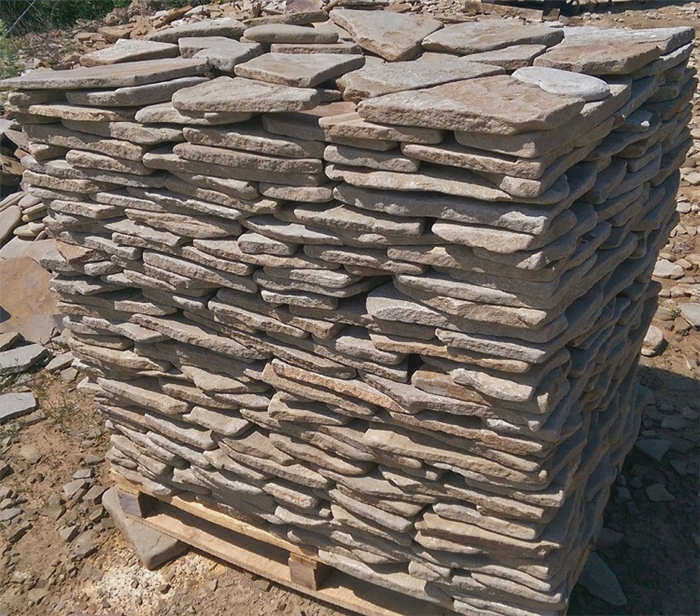 Укладка тротуарной плитки из гравийного камня 