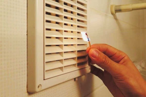 Вентиляцию можно проверить с помощью горящей спички