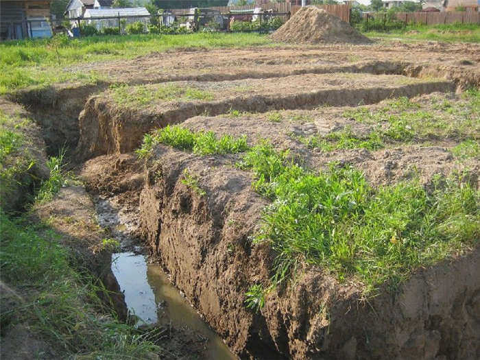 Вода может подходить довольно близко к поверхности