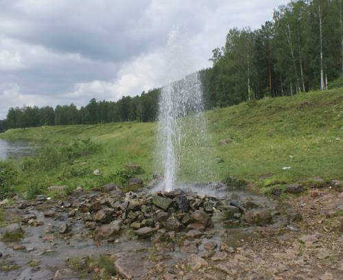 Вода под давлением выходит на поверхность