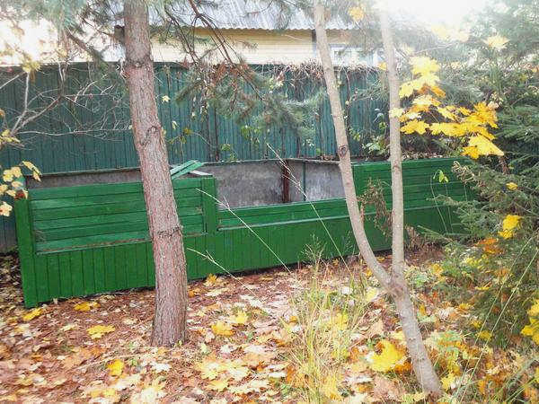 Смешивание ингредиентов в компостной яме